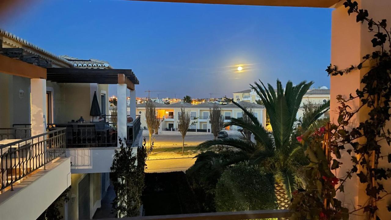 Amazing 2 Bedroom Near With Pool Apartment