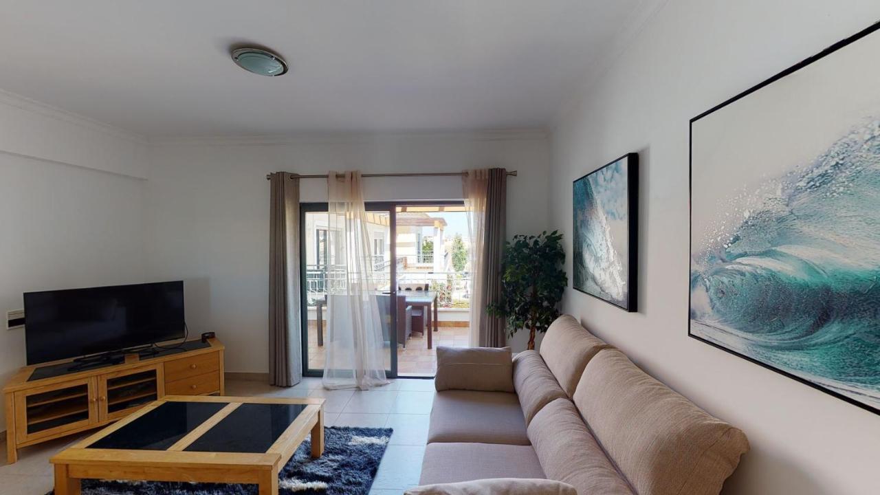 Amazing 2 Bedroom Near With Pool