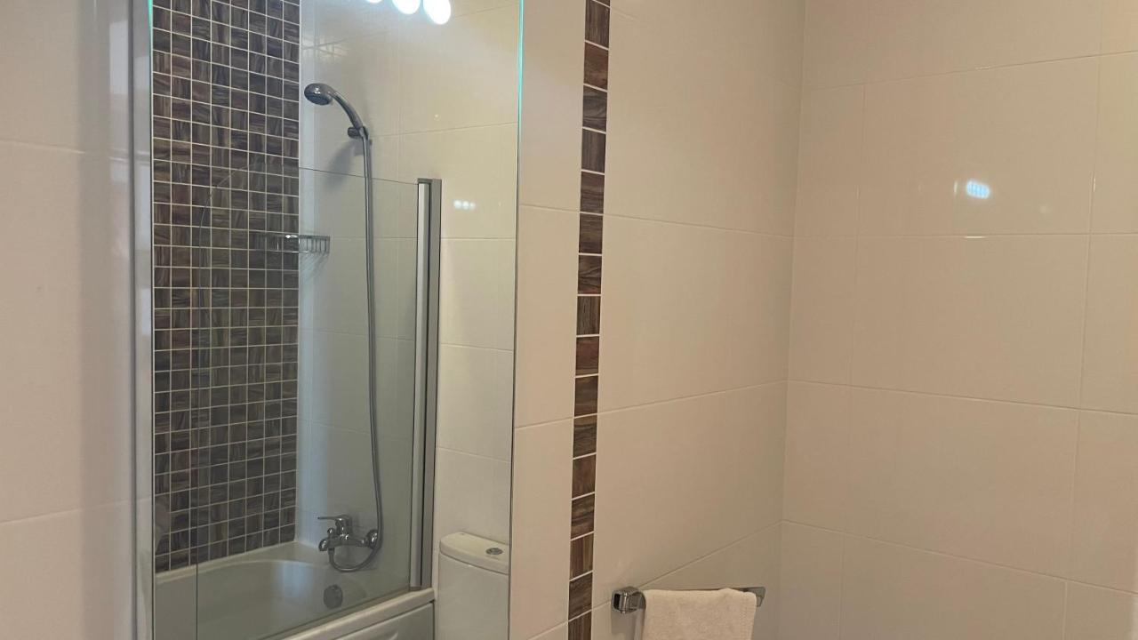 Amazing 2 Bedroom Near With Pool * Lagos
